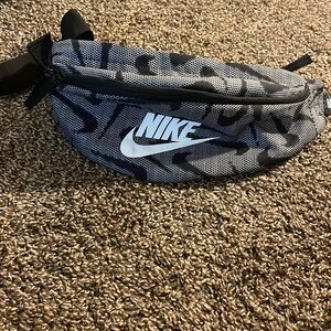I am selling a Nike elite fanny pack
